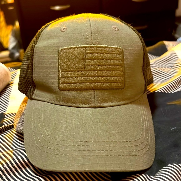 Army green hat with flag on front - Picture 1 of 3